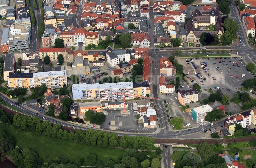 Jena from the bird's eye view: On the eastern edge of the city center of Jena in Thuringia regions are the streets Loebdergraben and Steinweg. Here once followed the city walls the course of the river Saale. On a rest of a city tower, a residential tower was built