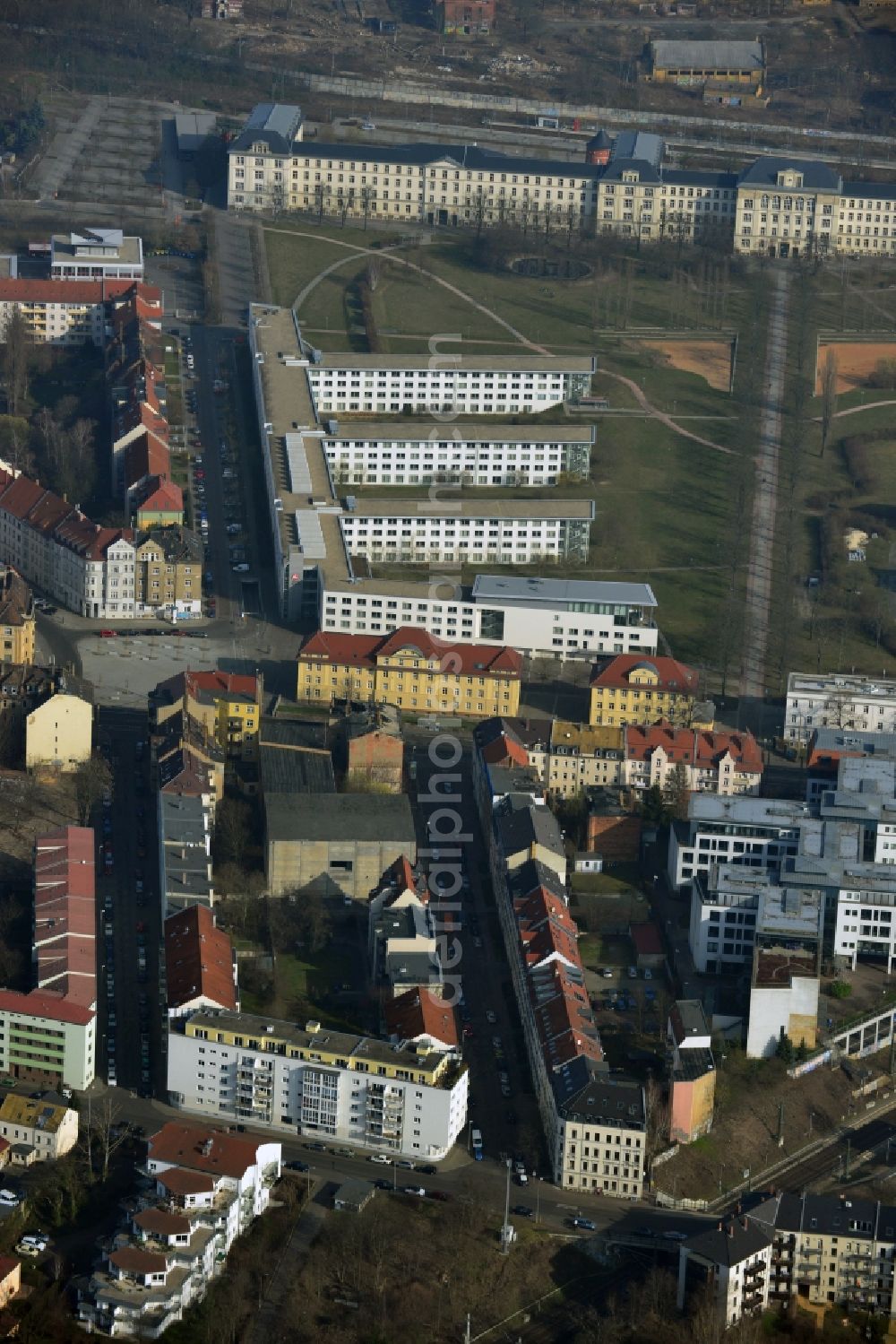 Aerial photograph Leipzig-Möckern - Auf Höhe der Kreuzung Laubestraße - Georg-Schumann-Straße in Leipzig-Möckern Bundesland Sachsen befinden sich die Verwaltungsgebäude der Agentur für Arbeit Leipzig. Am Eingang der Laubestraße wartet eine große Werkhalle auf einen neuen Besitzer. Die umliegenden Mehrfamilienhäuser wurden in der Gründerzeit errichtet und haben teilweise den Statur eines Kulturdenkmals. Im Bildhintergrund ist die Verwaltung der Deutschen Rentenversicherung Mitteldeutschland zu sehen.// At the height of the intersection Laubestrasse - Georg-Schumann-Strasse in Leipzig-Moeckern state of Saxony are the administrative building of the Employment Agency Leipzig. At the entrance of the arbor road a large factory hall waiting for a new owner. The surrounding apartment buildings were built in the early days and some have the stature of a cultural monument. In the picture background is seen the administration of the German Pension Fund of Central Germany.