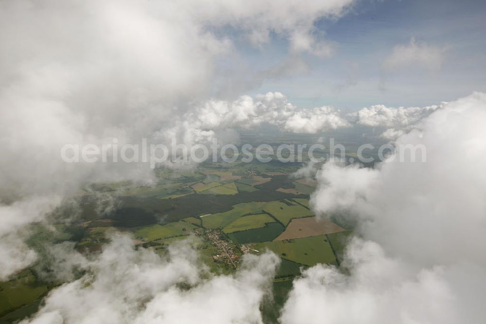 Heiligengrabe from above - Blick auf Strato- und Kumuluswolkenfelder über landwirtschaftlichen Feldern der Ostprignitz im Umfeld von Heiligengrabe. Besonders in den Vormittagsstunden neigt frühsommerliches Wetter oft zu Quellwolkenbildung mit Niederschlag. View of Strato-cumulus clouds over farm fields near Heiligengrabe.