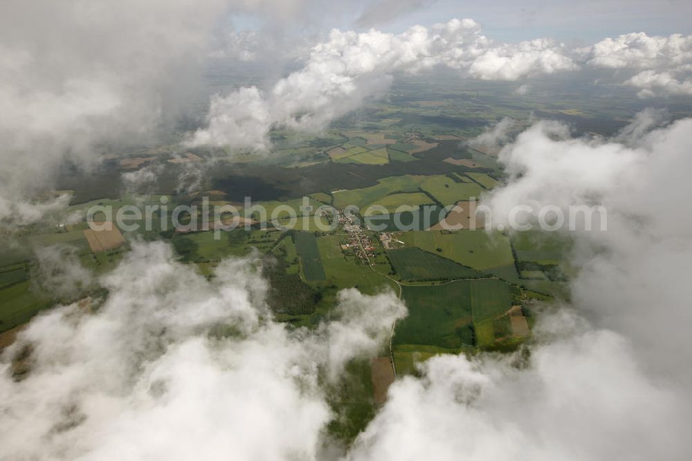 Heiligengrabe from the bird's eye view: Blick auf Strato- und Kumuluswolkenfelder über landwirtschaftlichen Feldern der Ostprignitz im Umfeld von Heiligengrabe. Besonders in den Vormittagsstunden neigt frühsommerliches Wetter oft zu Quellwolkenbildung mit Niederschlag. View of Strato-cumulus clouds over farm fields near Heiligengrabe.