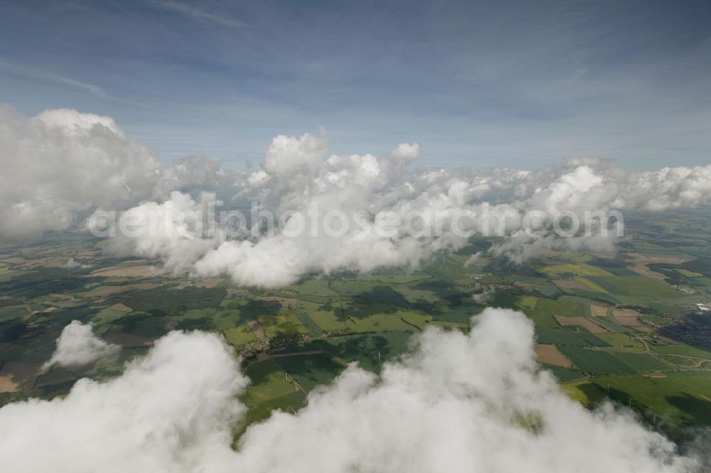 Heiligengrabe from above - Blick auf Strato- und Kumuluswolkenfelder über landwirtschaftlichen Feldern der Ostprignitz im Umfeld von Heiligengrabe. Besonders in den Vormittagsstunden neigt frühsommerliches Wetter oft zu Quellwolkenbildung mit Niederschlag. View of Strato-cumulus clouds over farm fields near Heiligengrabe.