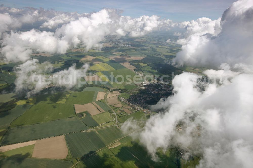 Aerial photograph Heiligengrabe - Blick auf Strato- und Kumuluswolkenfelder über landwirtschaftlichen Feldern der Ostprignitz im Umfeld von Heiligengrabe. Besonders in den Vormittagsstunden neigt frühsommerliches Wetter oft zu Quellwolkenbildung mit Niederschlag. View of Strato-cumulus clouds over farm fields near Heiligengrabe.