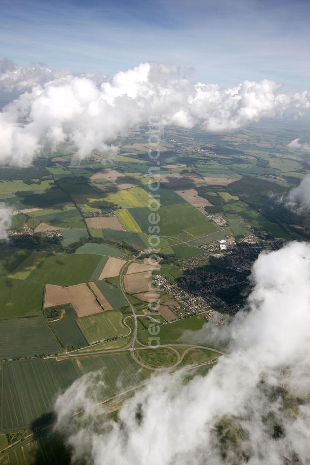 Heiligengrabe from above - Blick auf Strato- und Kumuluswolkenfelder über landwirtschaftlichen Feldern der Ostprignitz im Umfeld von Heiligengrabe. Besonders in den Vormittagsstunden neigt frühsommerliches Wetter oft zu Quellwolkenbildung mit Niederschlag. View of Strato-cumulus clouds over farm fields near Heiligengrabe.