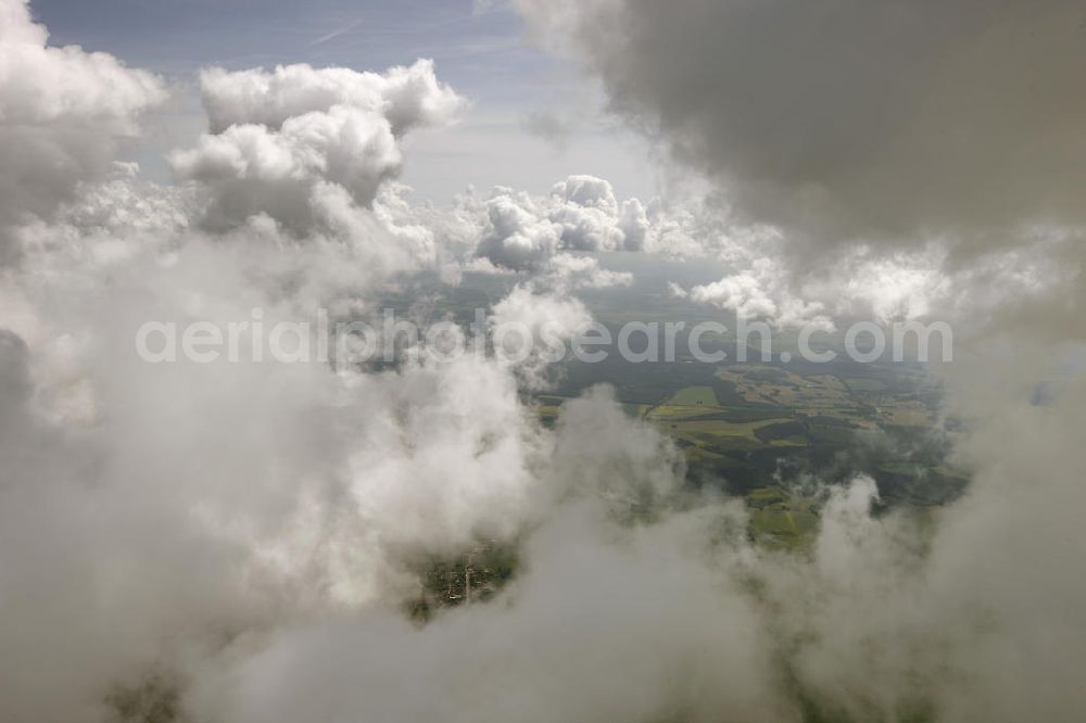 Heiligengrabe from the bird's eye view: Blick auf Strato- und Kumuluswolkenfelder über landwirtschaftlichen Feldern der Ostprignitz im Umfeld von Heiligengrabe. Besonders in den Vormittagsstunden neigt frühsommerliches Wetter oft zu Quellwolkenbildung mit Niederschlag. View of Strato-cumulus clouds over farm fields near Heiligengrabe.