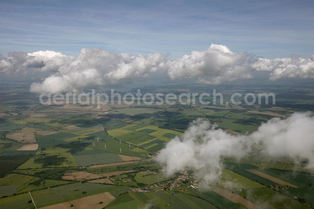 Heiligengrabe from above - Blick auf Strato- und Kumuluswolkenfelder über landwirtschaftlichen Feldern der Ostprignitz im Umfeld von Heiligengrabe. Besonders in den Vormittagsstunden neigt frühsommerliches Wetter oft zu Quellwolkenbildung mit Niederschlag. View of Strato-cumulus clouds over farm fields near Heiligengrabe.