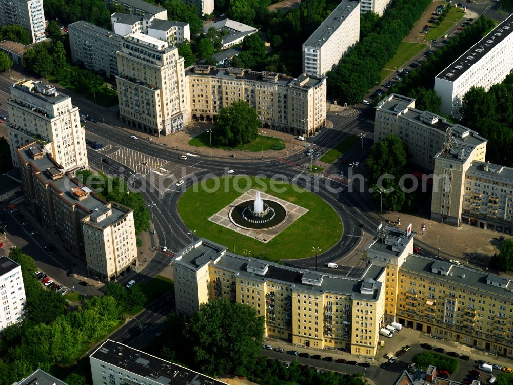 Aerial image Berlin - View of the Strausberger Platz with fountain in the district Friedrichshain of Berlin. The Strausberger Platz marks the border to the borough Mitte. The place was arranged 1967 after a fountain, designed by Fritz Kuehn, had been constructed