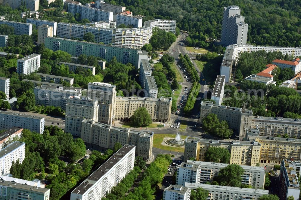 Berlin from the bird's eye view: View of the Strausberger Platz with fountain in the district Friedrichshain of Berlin