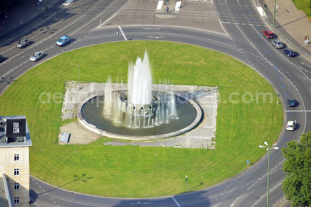 Berlin Mitte from above - Strausberger Platz mit Springbrunnen zwischen Karl-Marx-Allee und Lichtenberger Straße in Berlin-Friedrichshain. The public square Strausberger Platz with a fountain in Berlin-Friedrichshain.