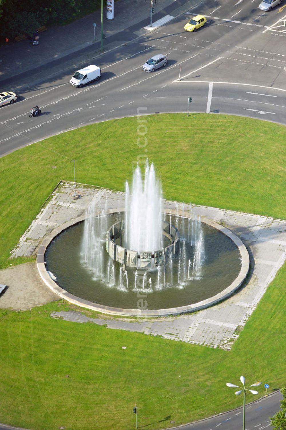 Berlin Mitte from the bird's eye view: Strausberger Platz mit Springbrunnen zwischen Karl-Marx-Allee und Lichtenberger Straße in Berlin-Friedrichshain. The public square Strausberger Platz with a fountain in Berlin-Friedrichshain.