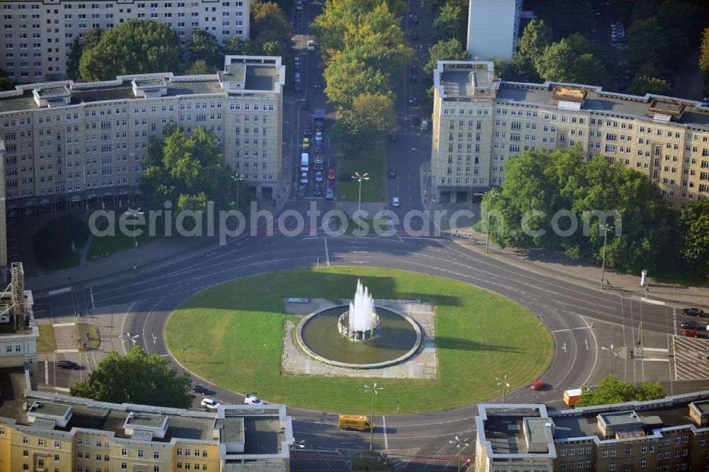 Aerial photograph Berlin-Friedrichshain - View of the Strausberger Platz with fountain in the district Friedrichshain of Berlin. The Strausberger Platz marks the border to the borough Mitte. The place was arranged 1967 after a fountain, designed by Fritz Kühn, had been constructed