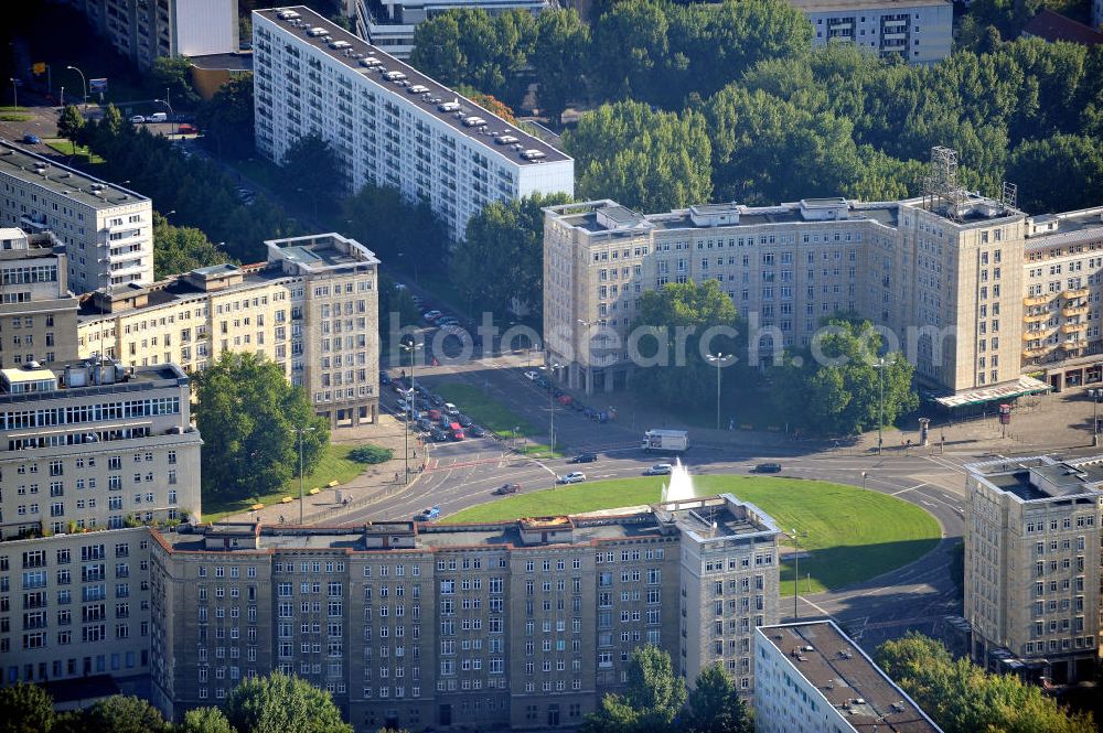 Berlin from the bird's eye view: Hochhäuser / Mehrfamilienhäuser nach Plänen des Architekten Hermann Henselmann am Straußberger Platz mit Springbrunnen in Friedrichshain an der Karl-Marx-Allee. Blocks of flats with fontain at the Straussberger Platz.