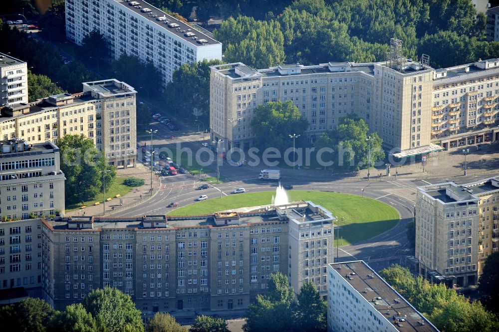 Aerial image Berlin - Hochhäuser / Mehrfamilienhäuser nach Plänen des Architekten Hermann Henselmann am Straußberger Platz mit Springbrunnen in Friedrichshain an der Karl-Marx-Allee. Blocks of flats with fontain at the Straussberger Platz.