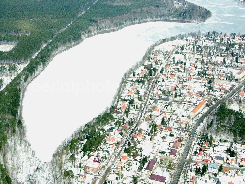 Aerial photograph Strausberg / BRB - Blick auf das winterliche Strausberg mit dem vereisten Straussee.