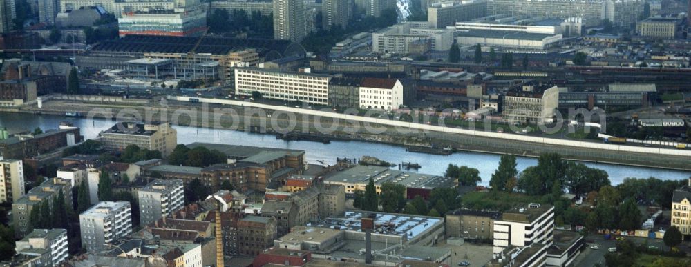 Berlin from the bird's eye view: Route course of the former inner-German border between the GDR German Democratic Republic and Westberlin on Ufer of Spree to the today Eastside Galerie along the Muehlenstrasse in the district Friedrichshain in Berlin, Germany