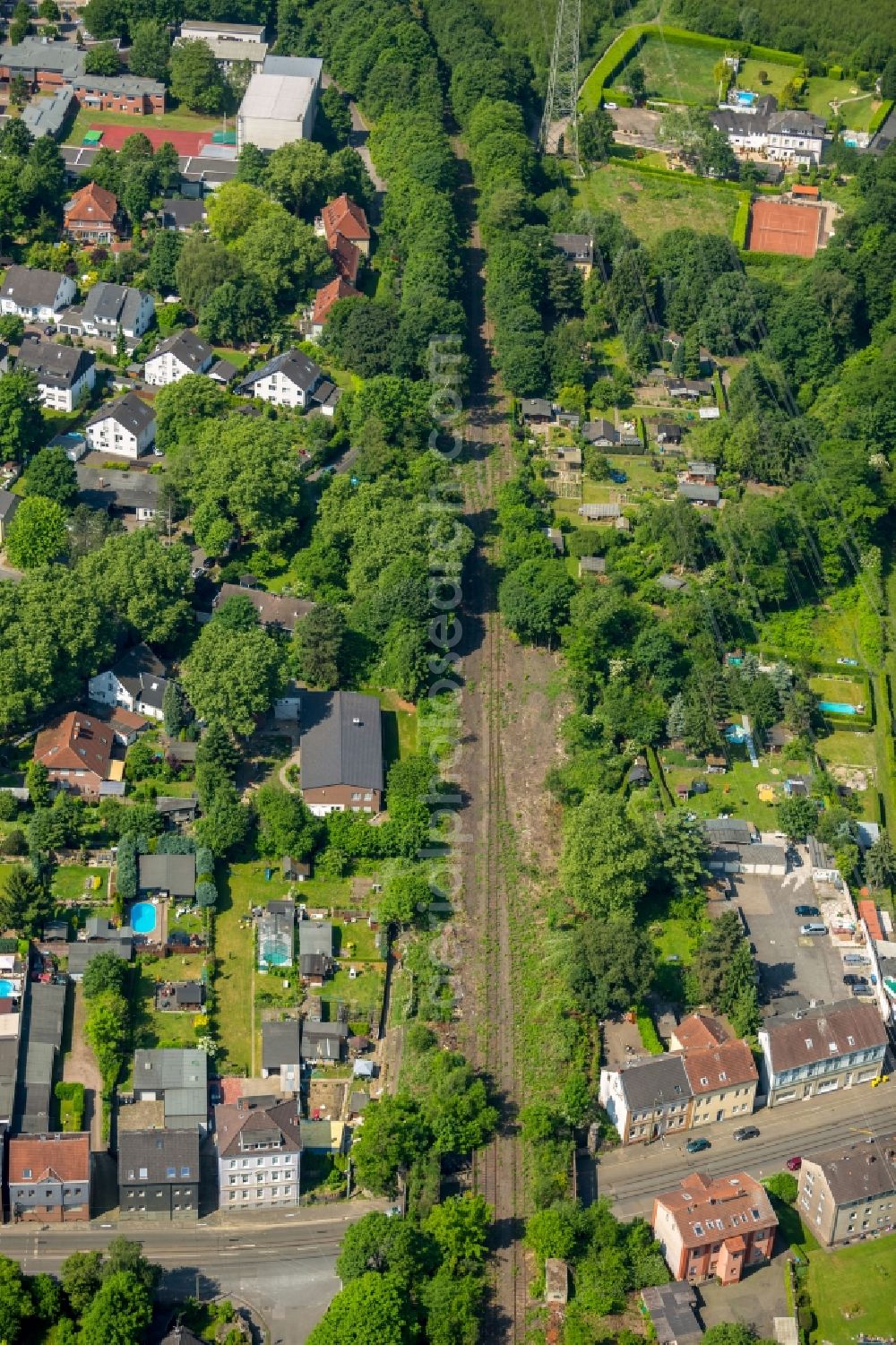 Bochum from the bird's eye view: Distance guidance of the wheel of way and the skat road bicycle quick way Ruhr RS1 in the district of Wattenscheid in Bochum in the federal state North Rhine-Westphalia, Germany