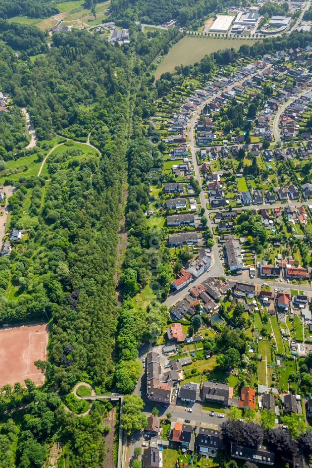 Bochum from above - Distance guidance of the wheel of way and the skat road bicycle quick way Ruhr RS1 in the district of Wattenscheid in Bochum in the federal state North Rhine-Westphalia, Germany