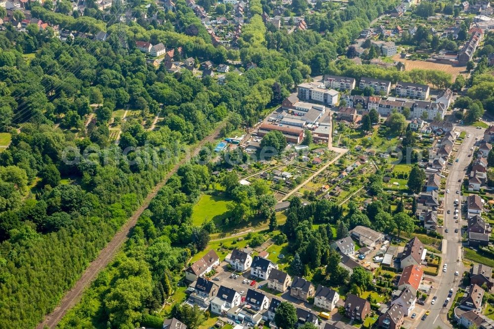 Bochum from the bird's eye view: Distance guidance of the wheel of way and the skat road bicycle quick way Ruhr RS1 in the district of Wattenscheid in Bochum in the federal state North Rhine-Westphalia, Germany