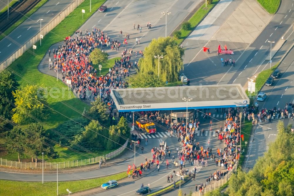 Aerial image Bochum - Demonstration against FusionsBuilding and production halls on the premises of thyssenkrupp Steel Europe AG in Bochum in the state North Rhine-Westphalia, Germany