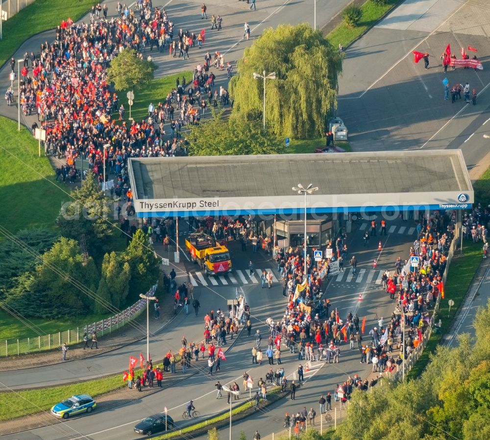 Aerial photograph Bochum - Demonstration against FusionsBuilding and production halls on the premises of thyssenkrupp Steel Europe AG in Bochum in the state North Rhine-Westphalia, Germany