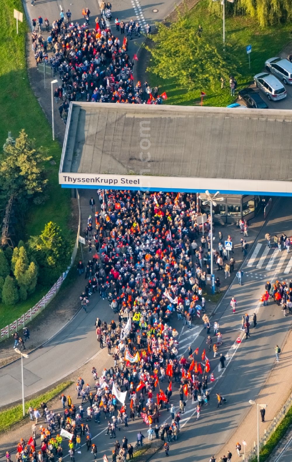 Bochum from the bird's eye view: Demonstration against FusionsBuilding and production halls on the premises of thyssenkrupp Steel Europe AG in Bochum in the state North Rhine-Westphalia, Germany