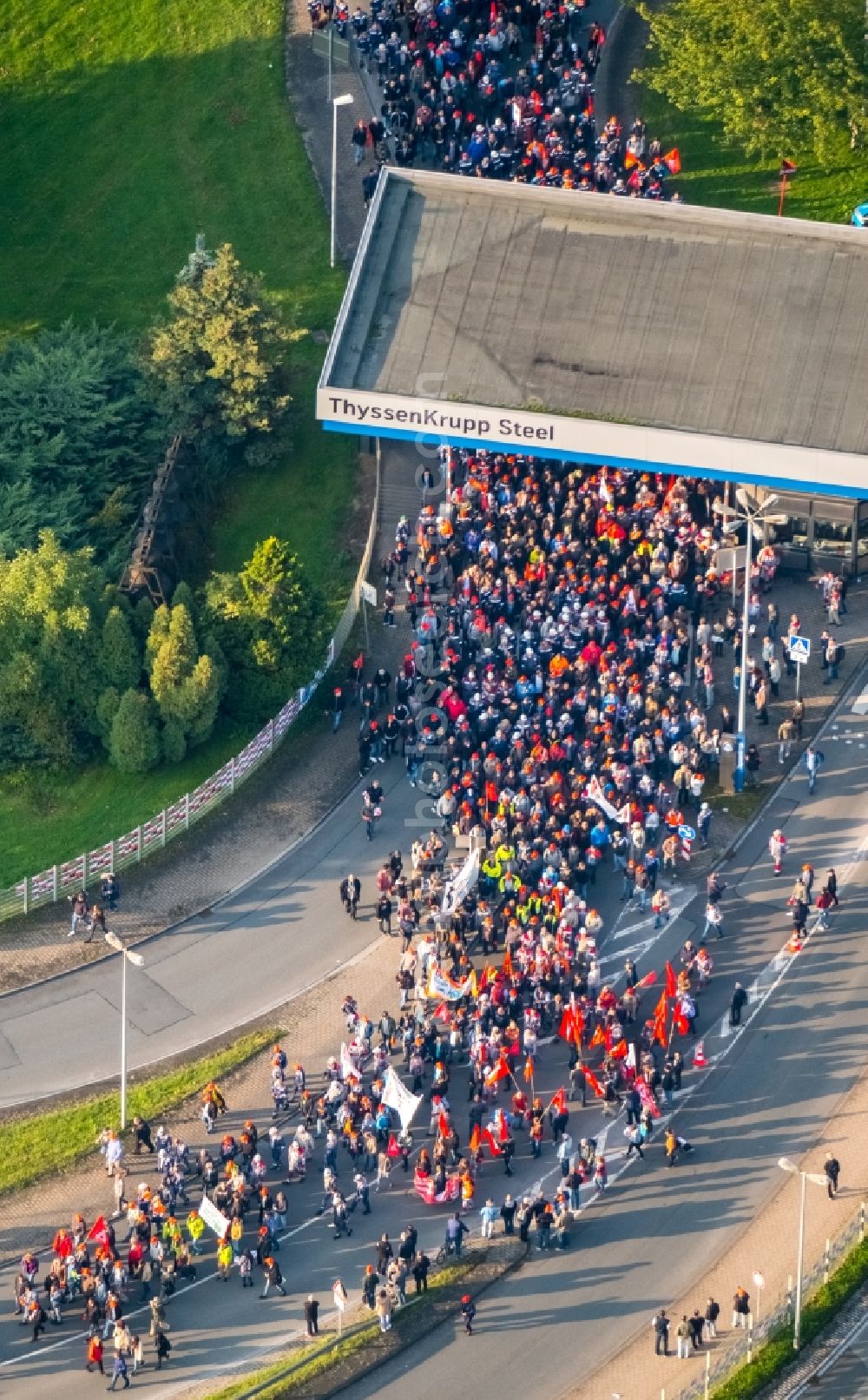 Aerial image Bochum - Demonstration against FusionsBuilding and production halls on the premises of thyssenkrupp Steel Europe AG in Bochum in the state North Rhine-Westphalia, Germany