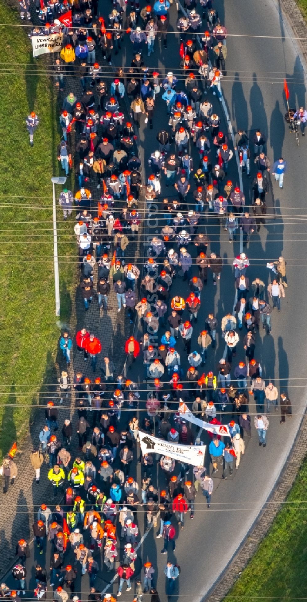 Aerial photograph Bochum - Demonstration against FusionsBuilding and production halls on the premises of thyssenkrupp Steel Europe AG in Bochum in the state North Rhine-Westphalia, Germany