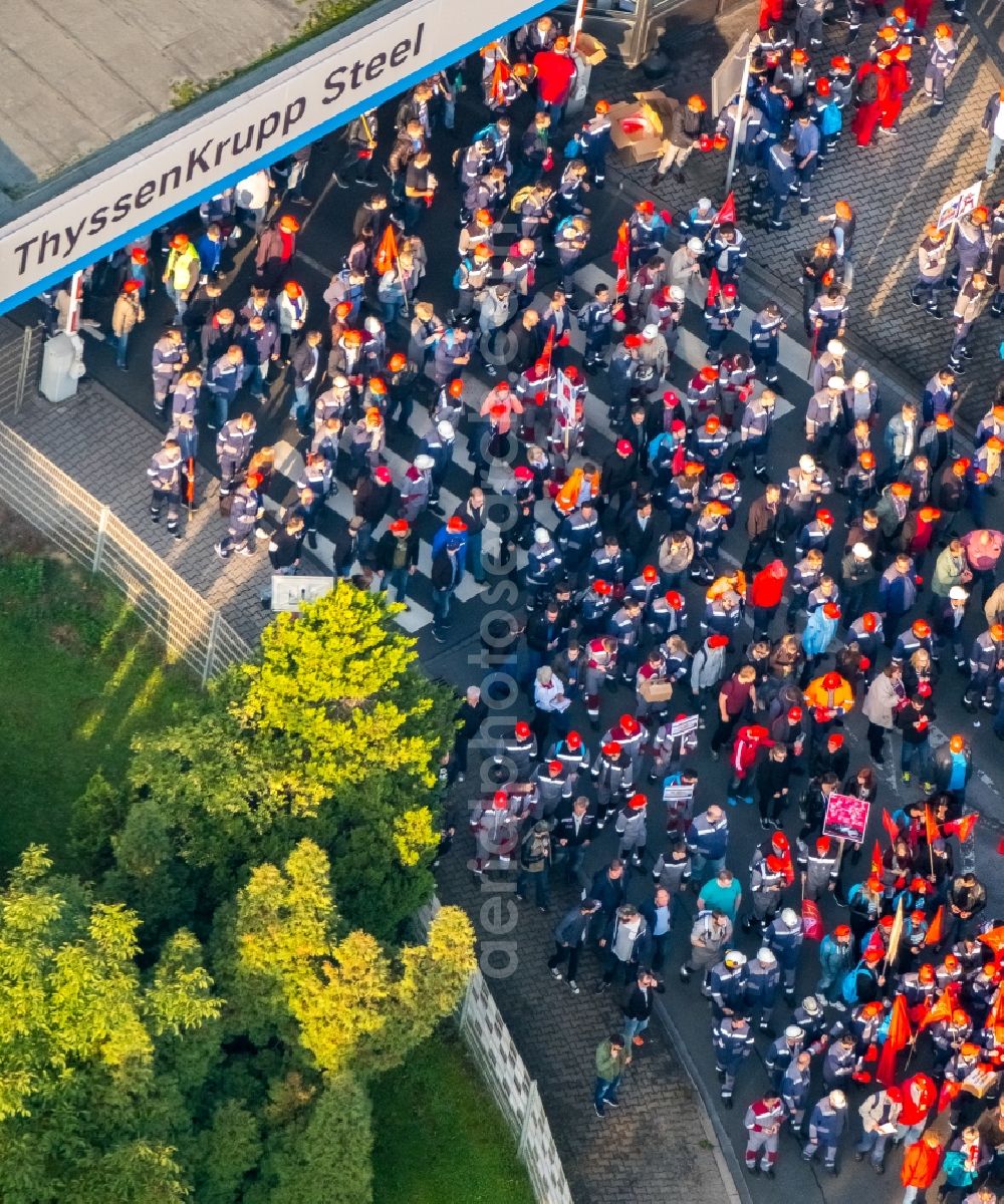 Bochum from above - Demonstration against FusionsBuilding and production halls on the premises of thyssenkrupp Steel Europe AG in Bochum in the state North Rhine-Westphalia, Germany