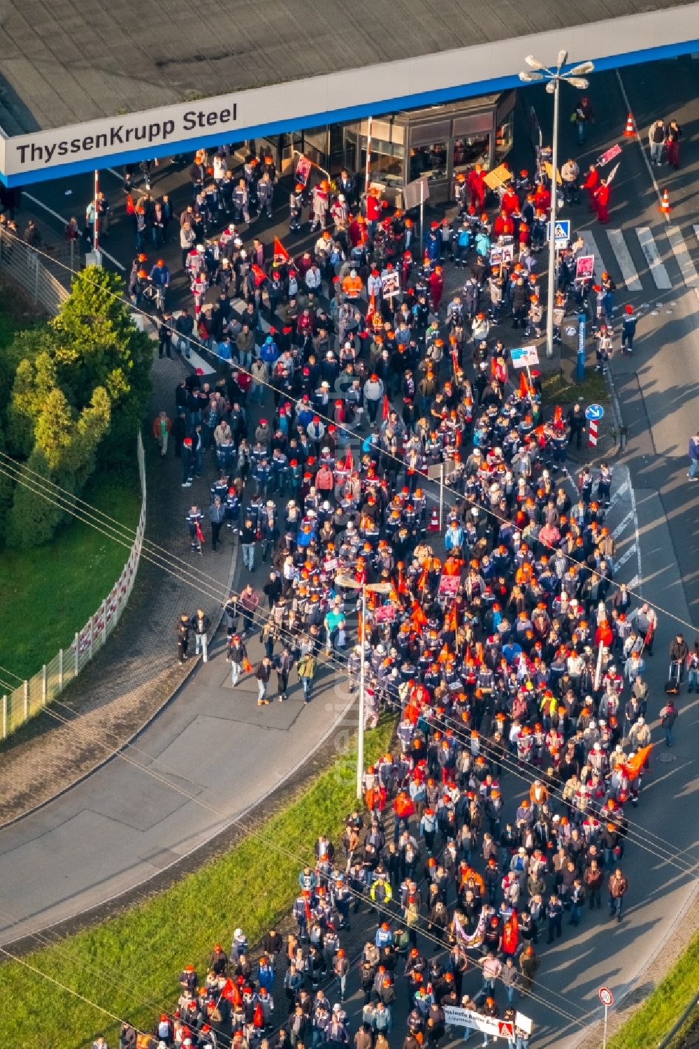 Aerial image Bochum - Demonstration against FusionsBuilding and production halls on the premises of thyssenkrupp Steel Europe AG in Bochum in the state North Rhine-Westphalia, Germany