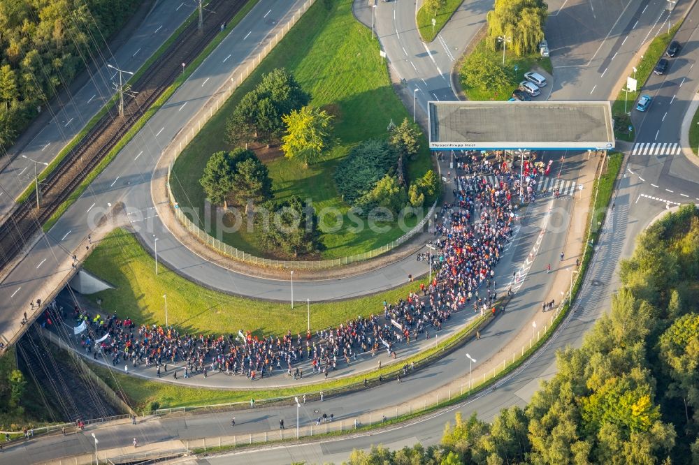 Aerial photograph Bochum - Demonstration against FusionsBuilding and production halls on the premises of thyssenkrupp Steel Europe AG in Bochum in the state North Rhine-Westphalia, Germany