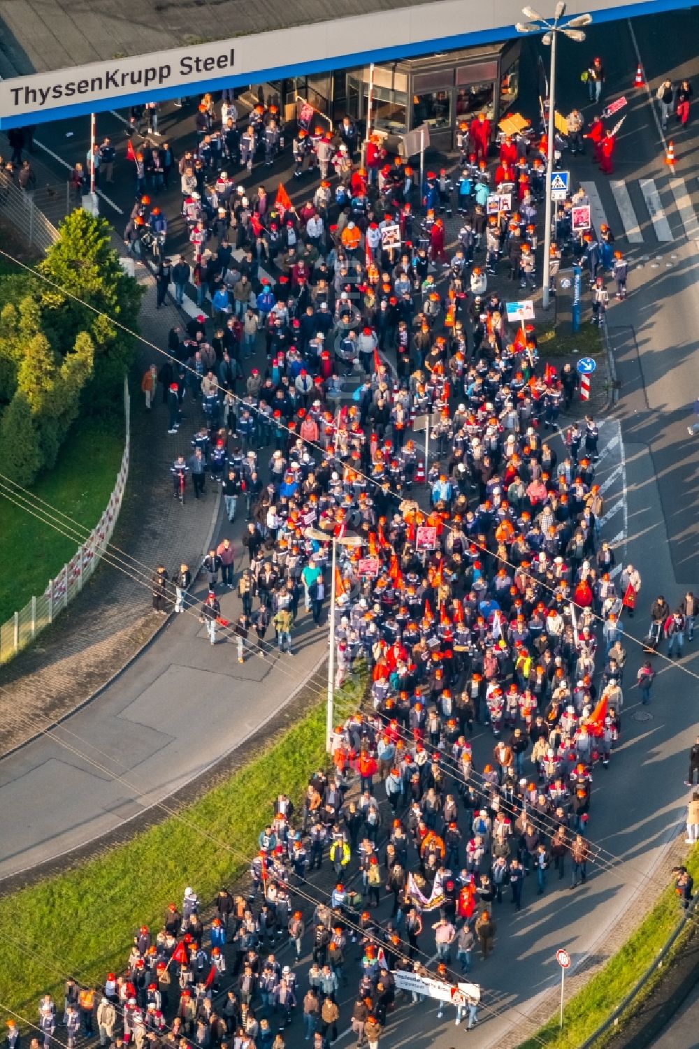 Bochum from above - Demonstration against FusionsBuilding and production halls on the premises of thyssenkrupp Steel Europe AG in Bochum in the state North Rhine-Westphalia, Germany