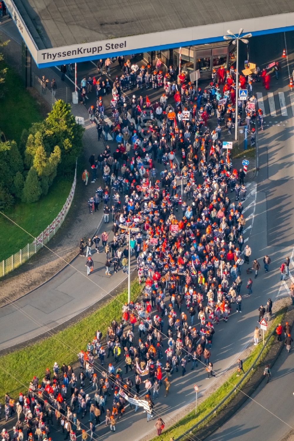 Aerial image Bochum - Demonstration against FusionsBuilding and production halls on the premises of thyssenkrupp Steel Europe AG in Bochum in the state North Rhine-Westphalia, Germany