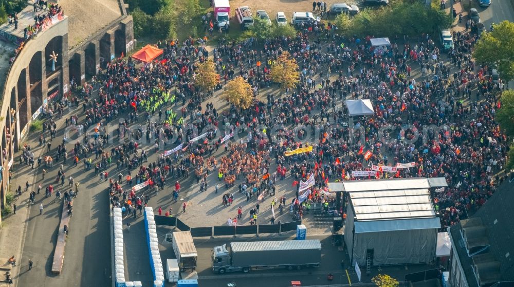 Aerial image Bochum - Demonstration against FusionsBuilding and production halls on the premises of thyssenkrupp Steel Europe AG in Bochum in the state North Rhine-Westphalia, Germany