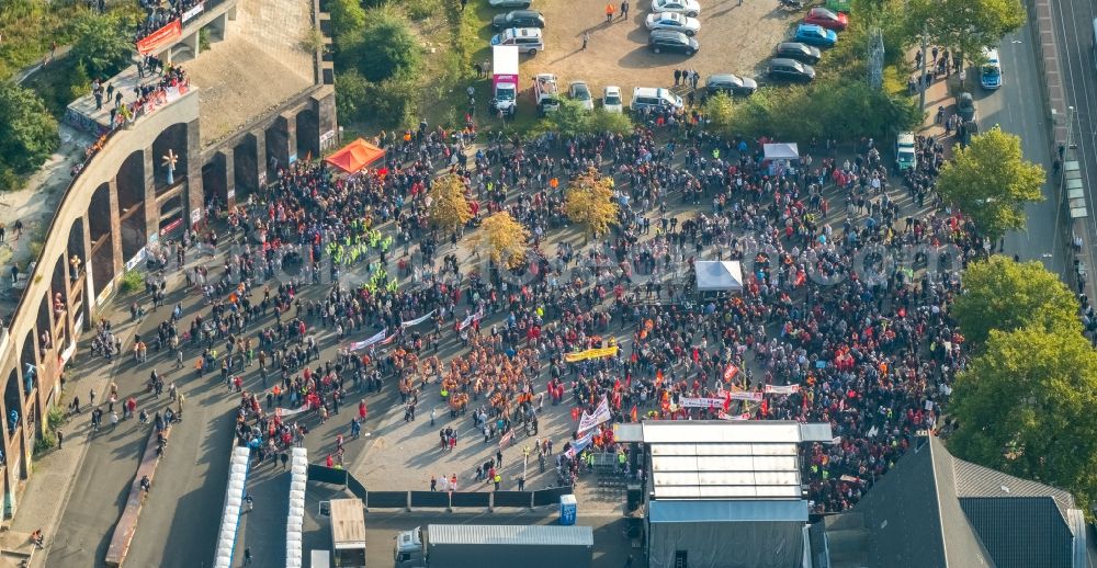 Aerial photograph Bochum - Demonstration against FusionsBuilding and production halls on the premises of thyssenkrupp Steel Europe AG in Bochum in the state North Rhine-Westphalia, Germany