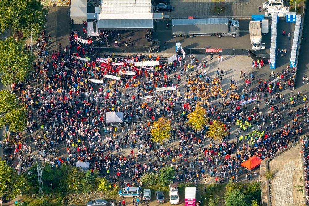 Aerial photograph Bochum - Demonstration against FusionsBuilding and production halls on the premises of thyssenkrupp Steel Europe AG in Bochum in the state North Rhine-Westphalia, Germany