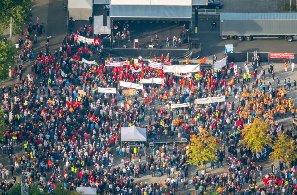 Bochum from the bird's eye view: Demonstration against FusionsBuilding and production halls on the premises of thyssenkrupp Steel Europe AG in Bochum in the state North Rhine-Westphalia, Germany