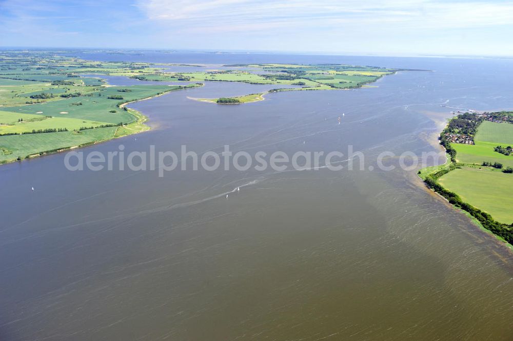 Brandshagen from the bird's eye view: Der Strelasund ist ein Meeresarm der Ostsee in Mecklenburg-Vorpommern mit sehr unterschiedlicher Breite. Er trennt die Insel Rügen vom Festland. Estuary Strelasund of the Baltic Sea in Mecklenburg-Western Pomerania