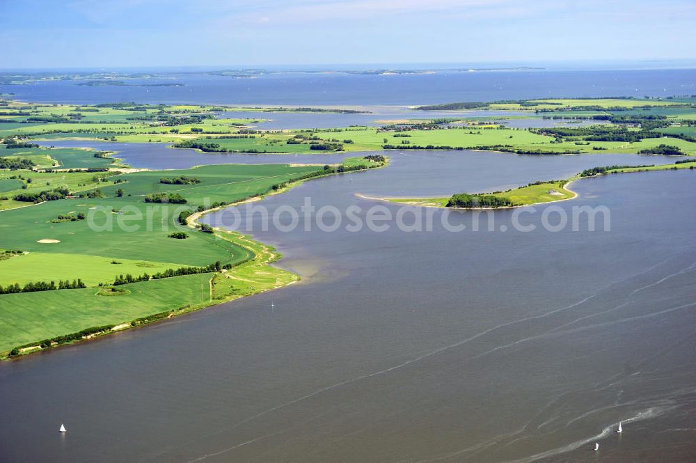 Aerial image Brandshagen - Der Strelasund ist ein Meeresarm der Ostsee in Mecklenburg-Vorpommern mit sehr unterschiedlicher Breite. Er trennt die Insel Rügen vom Festland. Estuary Strelasund of the Baltic Sea in Mecklenburg-Western Pomerania