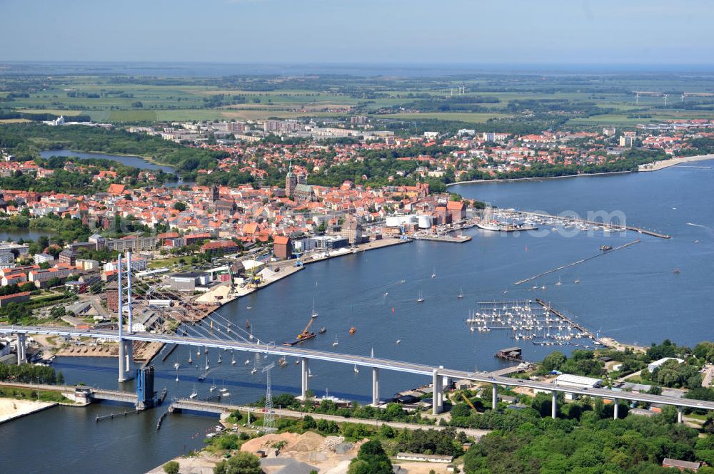 Hansestadt Stralsund from the bird's eye view: Blick auf die Strelasundquerung / Rügenbrücke mit Rügendamm vor der Stralsunder Altstadt. Im Auftrag des Bundesministeriums für Verkehr, Bau und Stadtentwicklung erfolgte die Planung und der Bau durch die Deutsche Einheit Fernstraßenplanungs- und -bau GmbH ( DEGES ). Die Bauausführung erfolgte durch die Arbeitsgemeinschaft 2.Strelasundquerung – MAX BÖGL-GMBH & Co.KG. Strelasund crossing / bridge to Rügen in Stralsund.