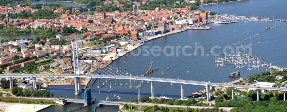 Aerial image Hansestadt Stralsund - Blick auf die Strelasundquerung / Rügenbrücke mit Rügendamm vor der Stralsunder Altstadt. Im Auftrag des Bundesministeriums für Verkehr, Bau und Stadtentwicklung erfolgte die Planung und der Bau durch die Deutsche Einheit Fernstraßenplanungs- und -bau GmbH ( DEGES ). Die Bauausführung erfolgte durch die Arbeitsgemeinschaft 2.Strelasundquerung – MAX BÖGL-GMBH & Co.KG. Strelasund crossing / bridge to Rügen in Stralsund.