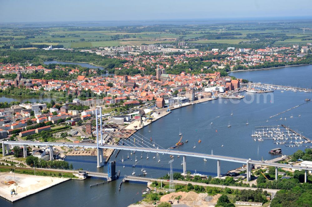 Aerial photograph Hansestadt Stralsund - Blick auf die Strelasundquerung / Rügenbrücke mit Rügendamm vor der Stralsunder Altstadt. Im Auftrag des Bundesministeriums für Verkehr, Bau und Stadtentwicklung erfolgte die Planung und der Bau durch die Deutsche Einheit Fernstraßenplanungs- und -bau GmbH ( DEGES ). Die Bauausführung erfolgte durch die Arbeitsgemeinschaft 2.Strelasundquerung – MAX BÖGL-GMBH & Co.KG. Strelasund crossing / bridge to Rügen in Stralsund.