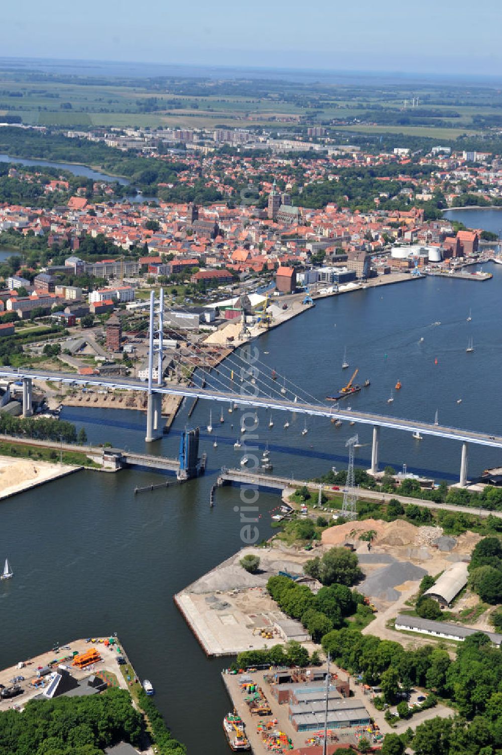 Hansestadt Stralsund from the bird's eye view: Blick auf die Strelasundquerung / Rügenbrücke mit Rügendamm vor der Stralsunder Altstadt. Im Auftrag des Bundesministeriums für Verkehr, Bau und Stadtentwicklung erfolgte die Planung und der Bau durch die Deutsche Einheit Fernstraßenplanungs- und -bau GmbH ( DEGES ). Die Bauausführung erfolgte durch die Arbeitsgemeinschaft 2.Strelasundquerung – MAX BÖGL-GMBH & Co.KG. Strelasund crossing / bridge to Rügen in Stralsund.