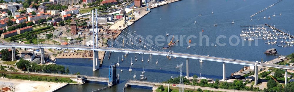 Aerial image Hansestadt Stralsund - Blick auf die Strelasundquerung / Rügenbrücke mit Rügendamm vor der Stralsunder Altstadt. Im Auftrag des Bundesministeriums für Verkehr, Bau und Stadtentwicklung erfolgte die Planung und der Bau durch die Deutsche Einheit Fernstraßenplanungs- und -bau GmbH ( DEGES ). Die Bauausführung erfolgte durch die Arbeitsgemeinschaft 2.Strelasundquerung – MAX BÖGL-GMBH & Co.KG. Strelasund crossing / bridge to Rügen in Stralsund.