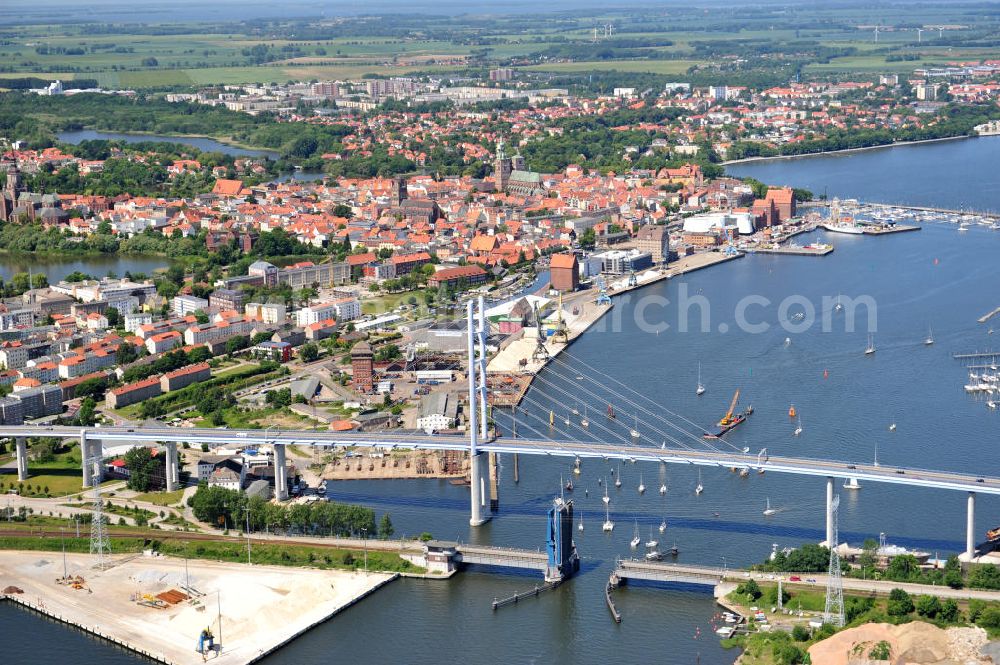 Aerial photograph Hansestadt Stralsund - Blick auf die Strelasundquerung / Rügenbrücke mit Rügendamm vor der Stralsunder Altstadt. Im Auftrag des Bundesministeriums für Verkehr, Bau und Stadtentwicklung erfolgte die Planung und der Bau durch die Deutsche Einheit Fernstraßenplanungs- und -bau GmbH ( DEGES ). Die Bauausführung erfolgte durch die Arbeitsgemeinschaft 2.Strelasundquerung – MAX BÖGL-GMBH & Co.KG. Strelasund crossing / bridge to Rügen in Stralsund.