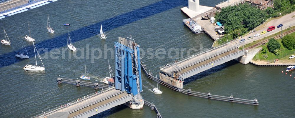 Hansestadt Stralsund from above - Blick auf die Strelasundquerung / Rügenbrücke mit Rügendamm vor der Stralsunder Altstadt. Im Auftrag des Bundesministeriums für Verkehr, Bau und Stadtentwicklung erfolgte die Planung und der Bau durch die Deutsche Einheit Fernstraßenplanungs- und -bau GmbH ( DEGES ). Die Bauausführung erfolgte durch die Arbeitsgemeinschaft 2.Strelasundquerung – MAX BÖGL-GMBH & Co.KG. Strelasund crossing / bridge to Rügen in Stralsund.