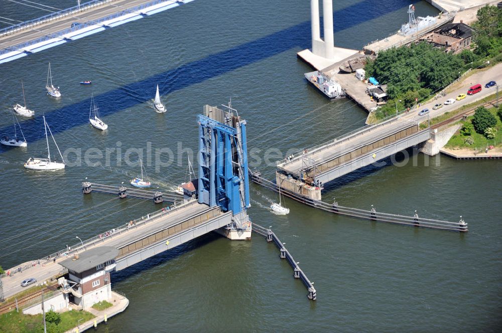 Hansestadt Stralsund from the bird's eye view: Blick auf die Strelasundquerung / Rügenbrücke mit Rügendamm vor der Stralsunder Altstadt. Im Auftrag des Bundesministeriums für Verkehr, Bau und Stadtentwicklung erfolgte die Planung und der Bau durch die Deutsche Einheit Fernstraßenplanungs- und -bau GmbH ( DEGES ). Die Bauausführung erfolgte durch die Arbeitsgemeinschaft 2.Strelasundquerung – MAX BÖGL-GMBH & Co.KG. Strelasund crossing / bridge to Rügen in Stralsund.