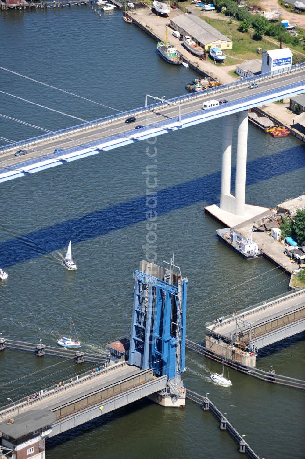 Aerial image Hansestadt Stralsund - Blick auf die Strelasundquerung / Rügenbrücke mit Rügendamm vor der Stralsunder Altstadt. Im Auftrag des Bundesministeriums für Verkehr, Bau und Stadtentwicklung erfolgte die Planung und der Bau durch die Deutsche Einheit Fernstraßenplanungs- und -bau GmbH ( DEGES ). Die Bauausführung erfolgte durch die Arbeitsgemeinschaft 2.Strelasundquerung – MAX BÖGL-GMBH & Co.KG. Strelasund crossing / bridge to Rügen in Stralsund.