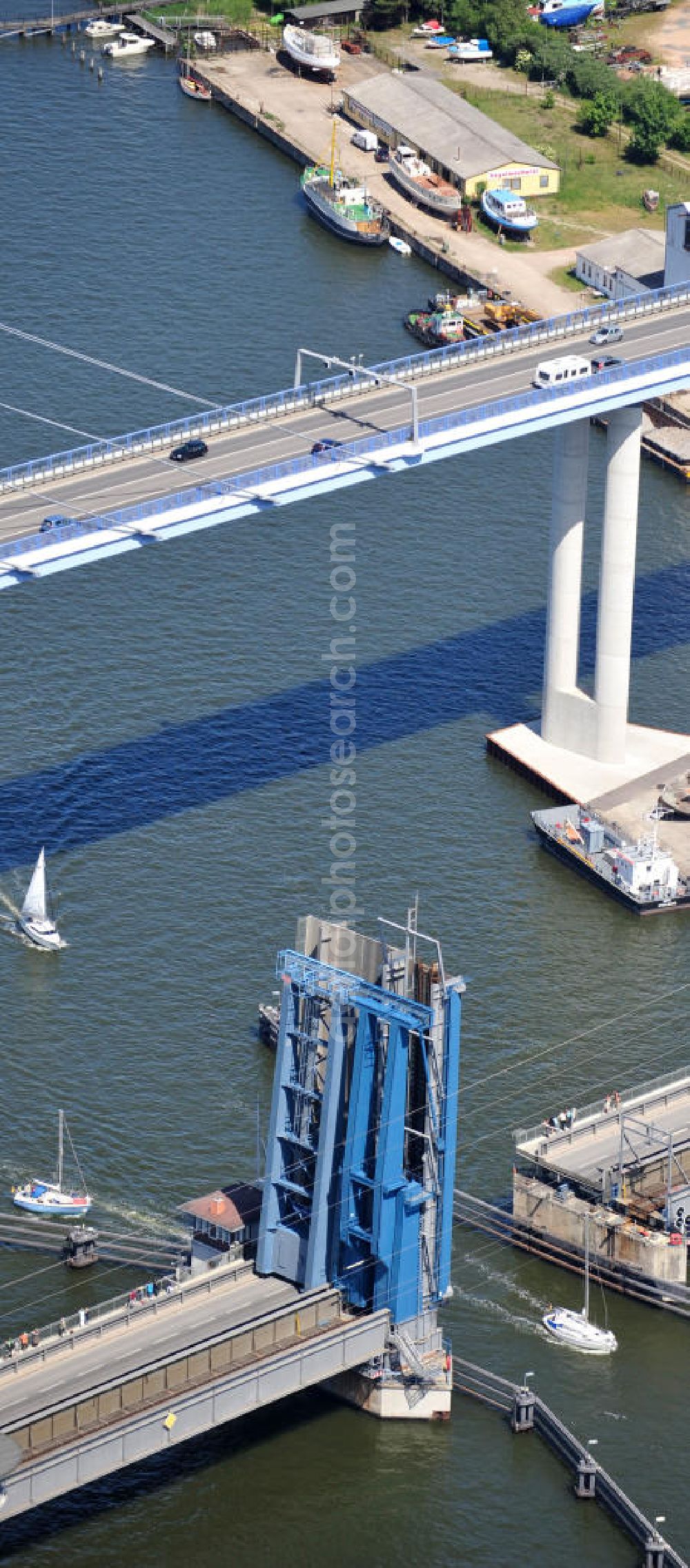 Aerial photograph Hansestadt Stralsund - Blick auf die Strelasundquerung / Rügenbrücke mit Rügendamm vor der Stralsunder Altstadt. Im Auftrag des Bundesministeriums für Verkehr, Bau und Stadtentwicklung erfolgte die Planung und der Bau durch die Deutsche Einheit Fernstraßenplanungs- und -bau GmbH ( DEGES ). Die Bauausführung erfolgte durch die Arbeitsgemeinschaft 2.Strelasundquerung – MAX BÖGL-GMBH & Co.KG. Strelasund crossing / bridge to Rügen in Stralsund.