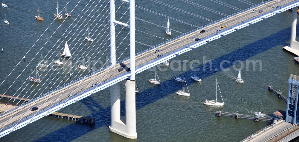 Hansestadt Stralsund from above - Blick auf die Strelasundquerung / Rügenbrücke mit Rügendamm vor der Stralsunder Altstadt. Im Auftrag des Bundesministeriums für Verkehr, Bau und Stadtentwicklung erfolgte die Planung und der Bau durch die Deutsche Einheit Fernstraßenplanungs- und -bau GmbH ( DEGES ). Die Bauausführung erfolgte durch die Arbeitsgemeinschaft 2.Strelasundquerung – MAX BÖGL-GMBH & Co.KG. Strelasund crossing / bridge to Rügen in Stralsund.