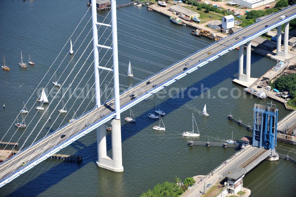 Aerial image Hansestadt Stralsund - Blick auf die Strelasundquerung / Rügenbrücke mit Rügendamm vor der Stralsunder Altstadt. Im Auftrag des Bundesministeriums für Verkehr, Bau und Stadtentwicklung erfolgte die Planung und der Bau durch die Deutsche Einheit Fernstraßenplanungs- und -bau GmbH ( DEGES ). Die Bauausführung erfolgte durch die Arbeitsgemeinschaft 2.Strelasundquerung – MAX BÖGL-GMBH & Co.KG. Strelasund crossing / bridge to Rügen in Stralsund.