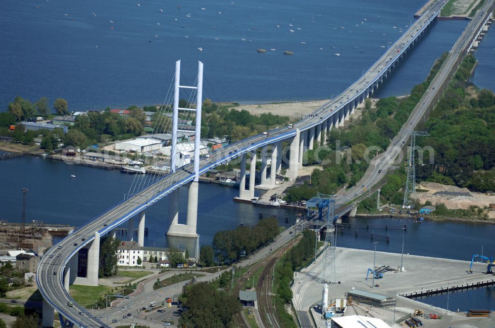 Aerial photograph Stralsund - Mit dem Begriff Strelasundquerung werden die beiden Brückenverbindungen der Insel Rügen über den Strelasund zum vorpommerschen Festland bei Stralsund, die Rügenbrücke und der Rügendamm, sowie die regelmäßig betriebenen Fährverbindungen zwischen Stralsund und Altefähr sowie Stahlbrode und Glewitz bezeichnet. Der Rügendamm ist die erste feste Strelasundquerung, über den sowohl die alte Bundesstraße 96, als auch eine eingleisige Eisenbahnstrecke sowie ein kombinierter Fuß- und Radweg führen. Sie wurde 1936/1937 fertiggestellt. Rügenbrücke ist der Name der im Jahr 2007 fertiggestellten dreispurigen Hochbrücke ausschließlich für den Kraftfahrzeugverkehr zwischen der Ortschaft Altefähr auf Rügen und der Hanse- und Weltkulturerbestadt Stralsund im Zuge der als Ortsumgehung ausgebauten Bundesstraße 96. Beide Brücken werden parallel betrieben. (DEGES, MAX BÖGL)